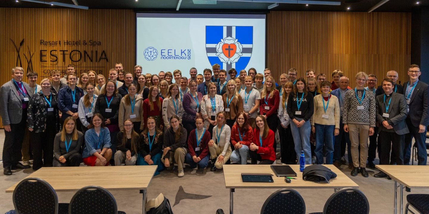 Bildet viser deltakerne under ungdommens kirkemøte i Estland