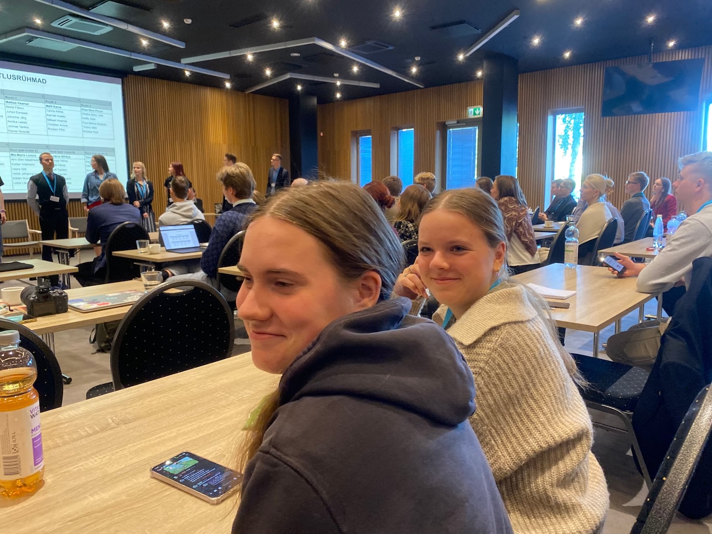 Bildet viser to ungdommer som er deltakere på ungdommens kirkemøte i Estland