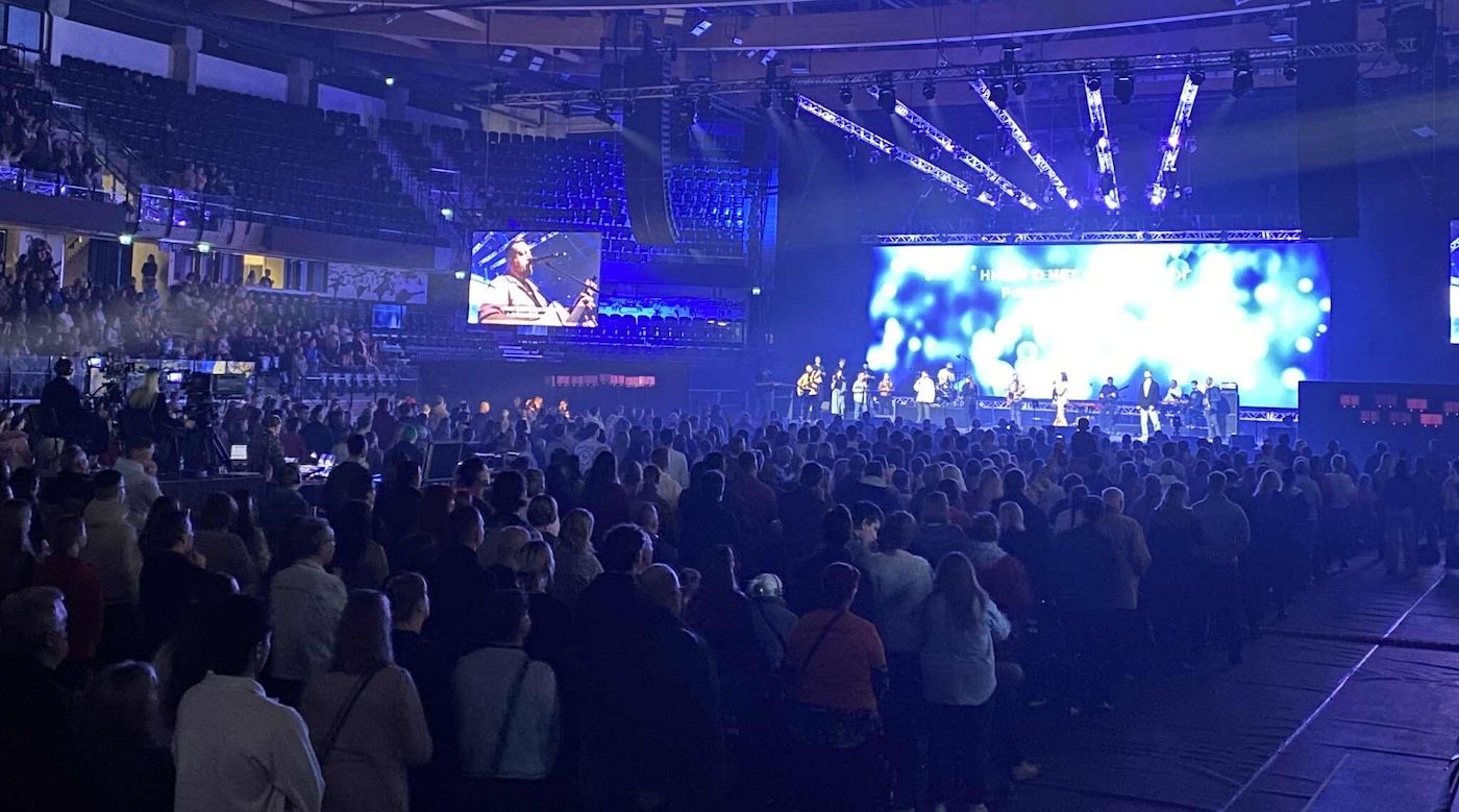 Bildet viser publikum foran en scene