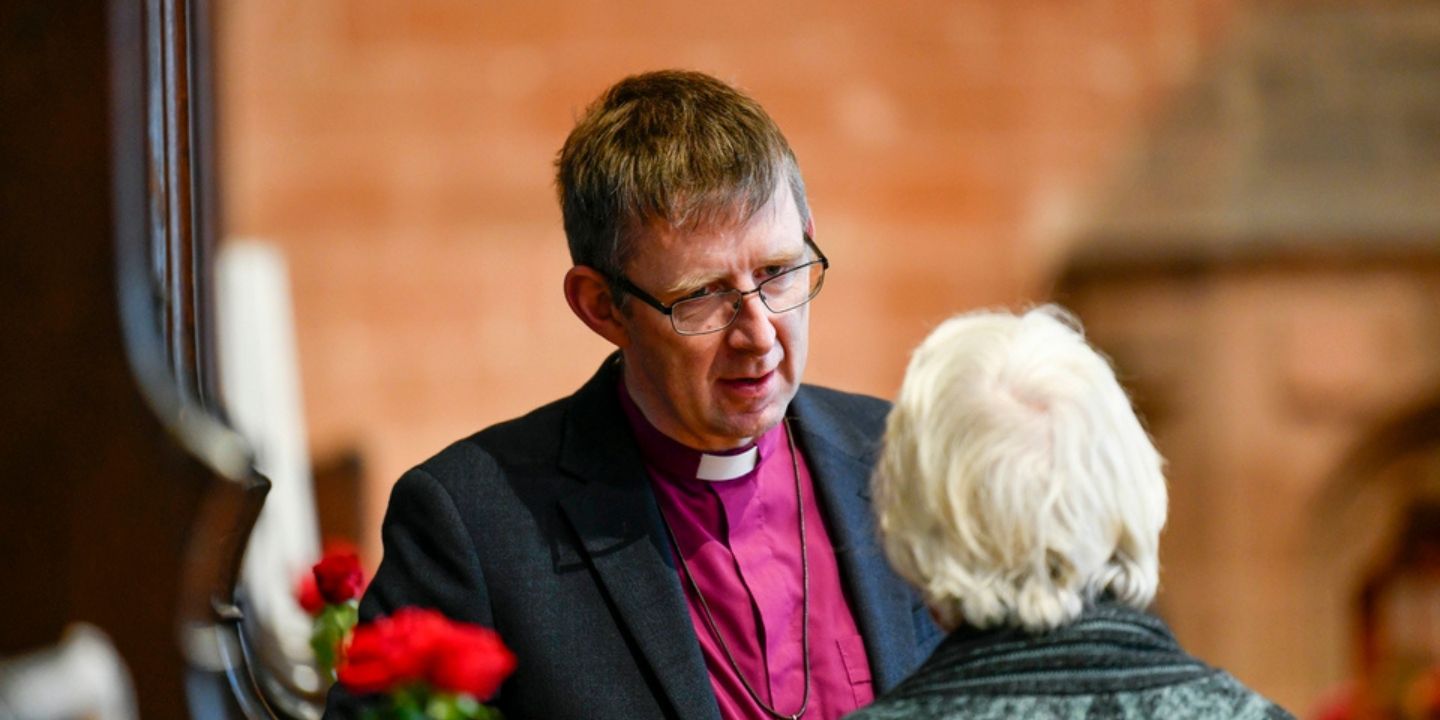 Bildet viser Rob Saner Haigh i samtale med en person