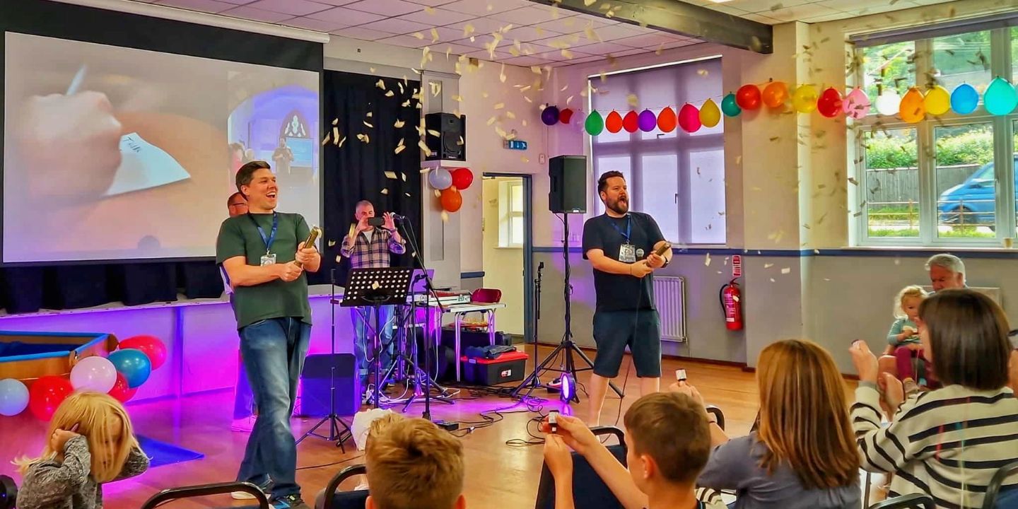 Bildet viser konfetti som sprettes ut over en forsamling i anledning St. Aidens ettårsmarkering