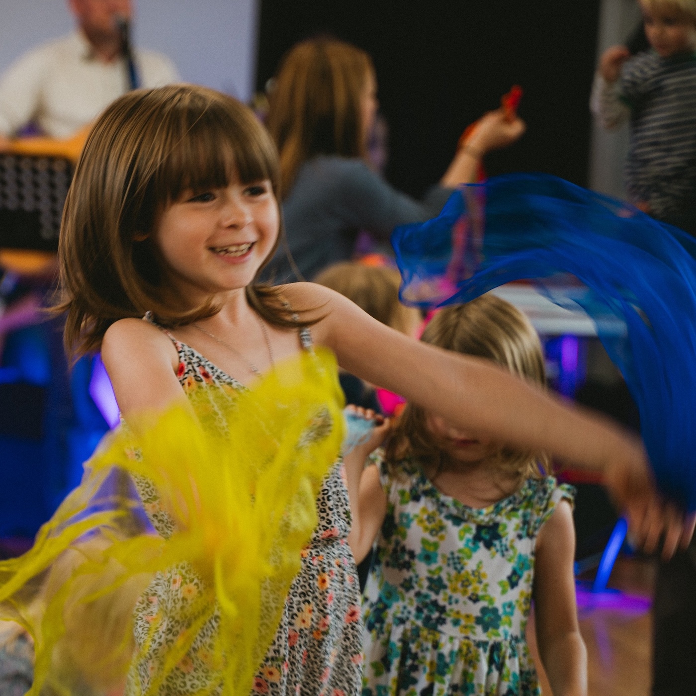 Bildet viser ei jente i gul kjole som danser