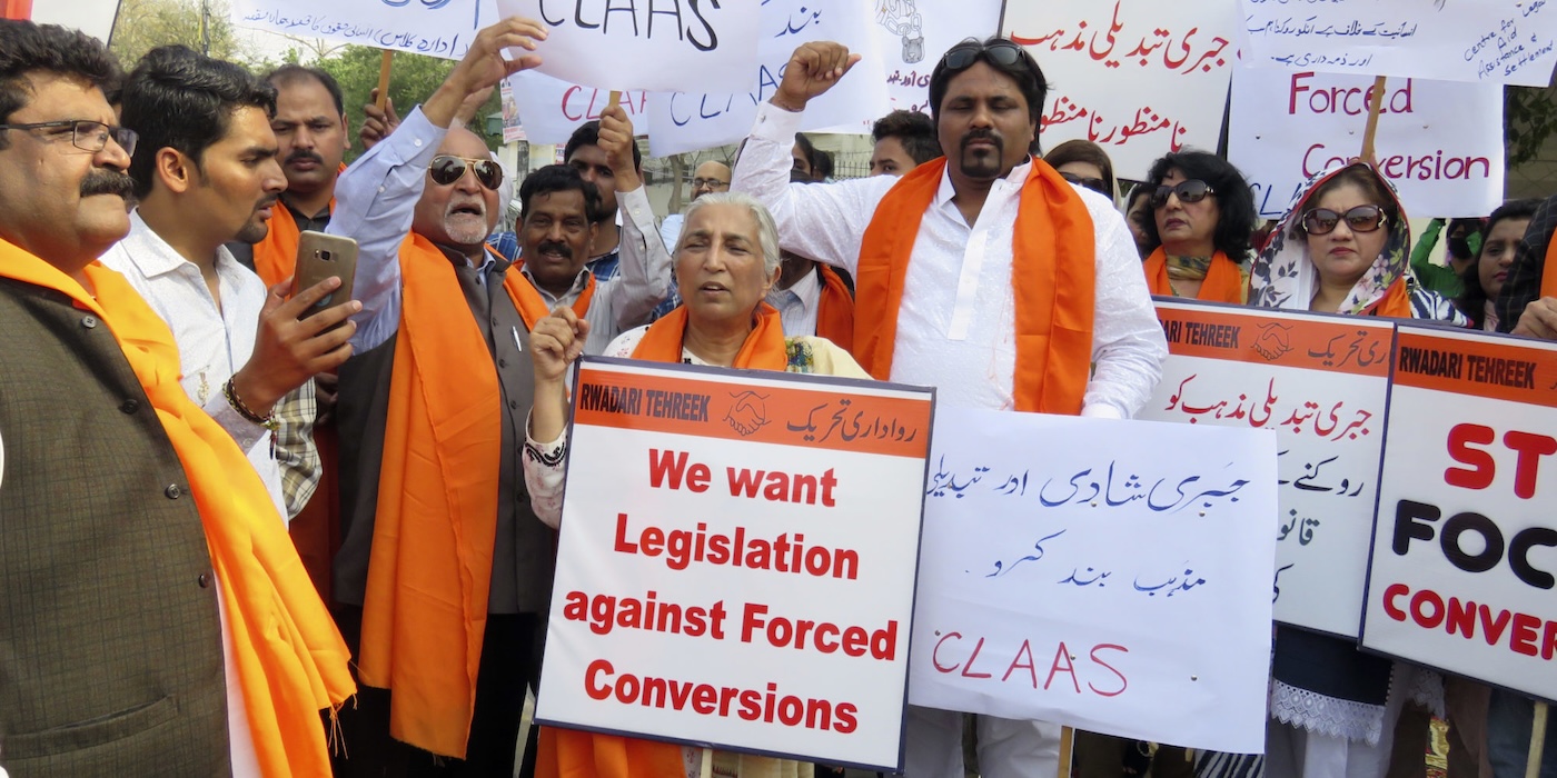 Bildet viser demonstranter med plakater