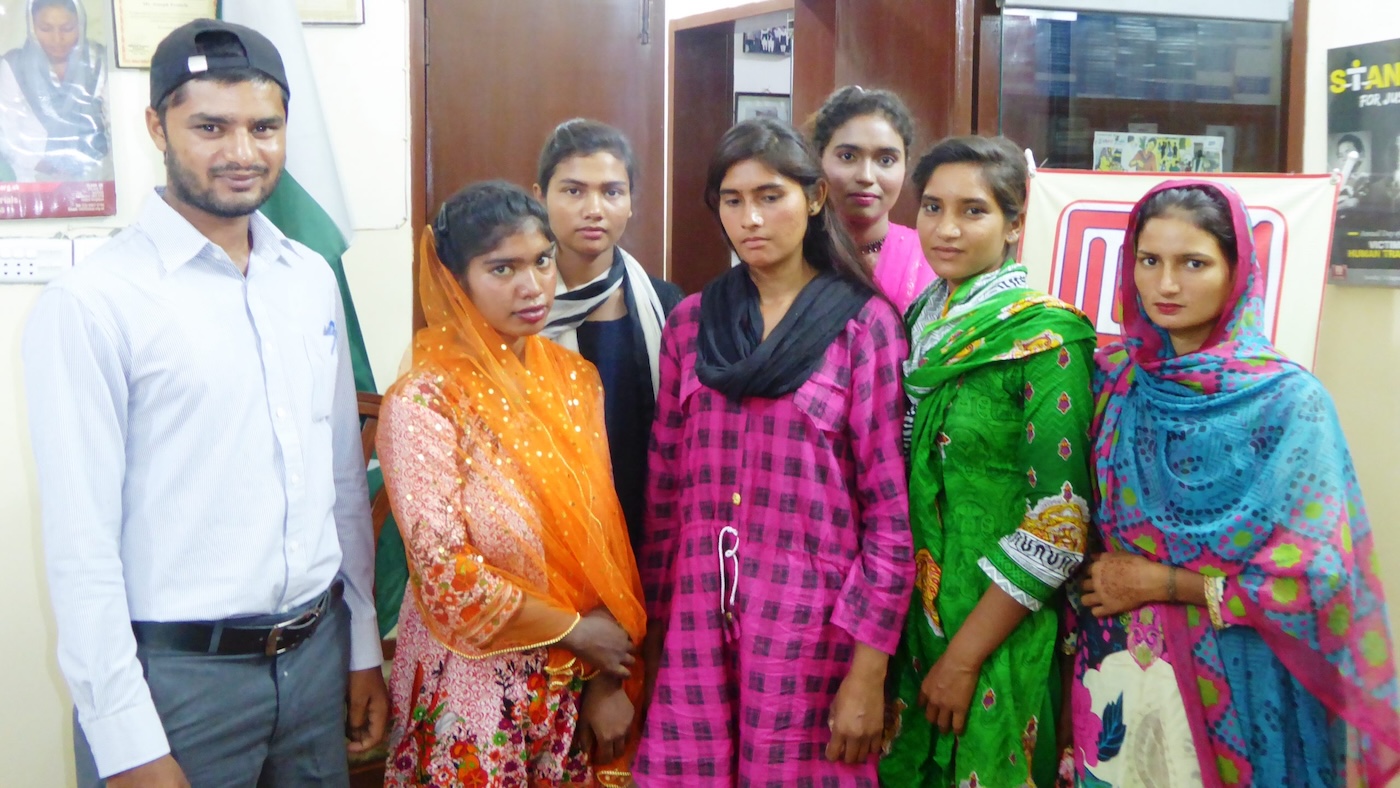 Bildet viser Junaid som besøker CLAAS-kontoret i Lahore med noen jenter og damer fra søndagsskolen