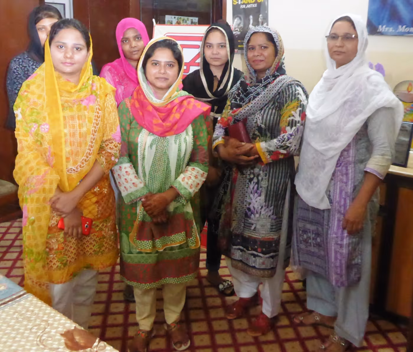 Bildet viser Maria sammen med noen av hjelperne