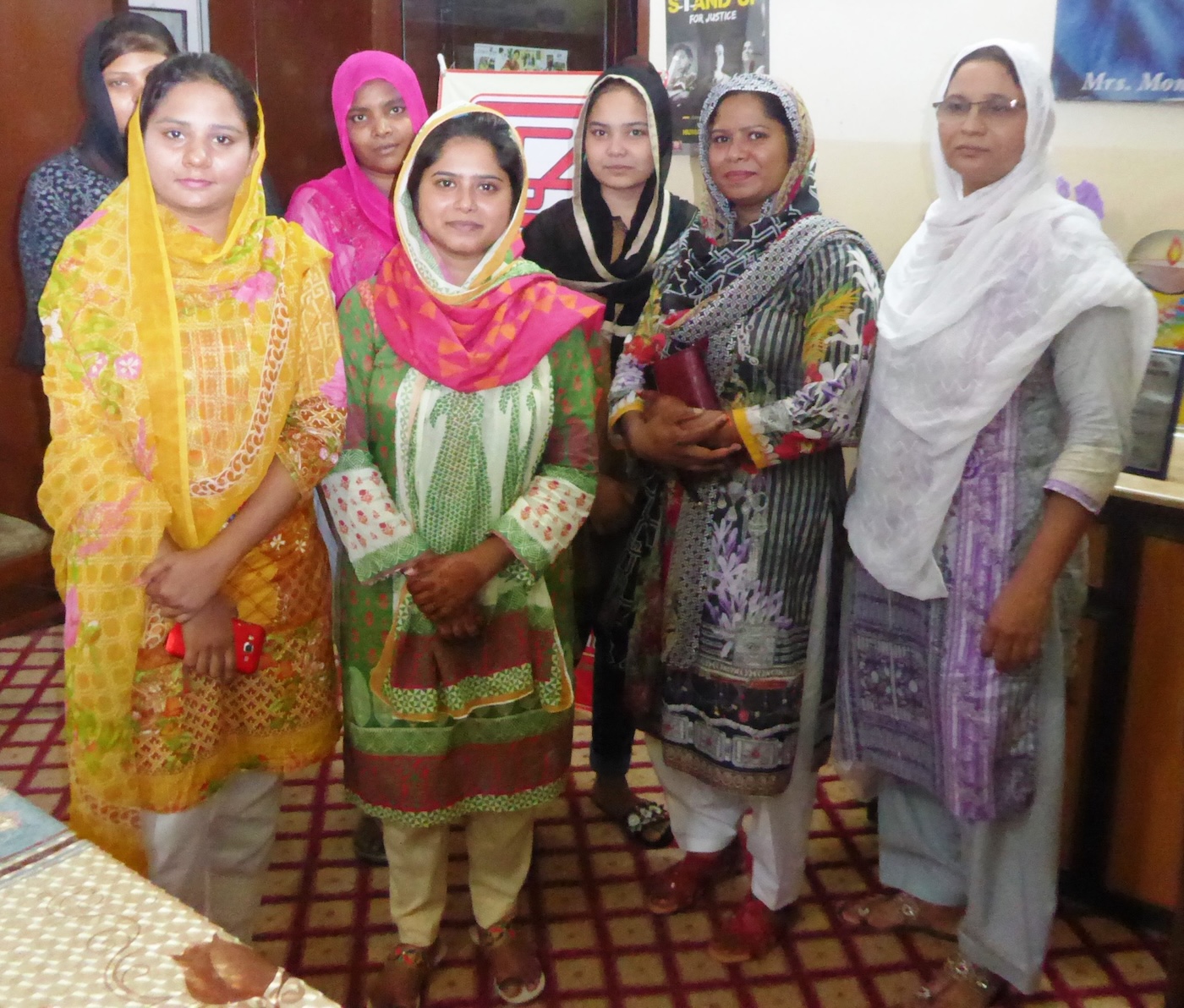 Bildet viser Maria sammen med noen av hjelperne