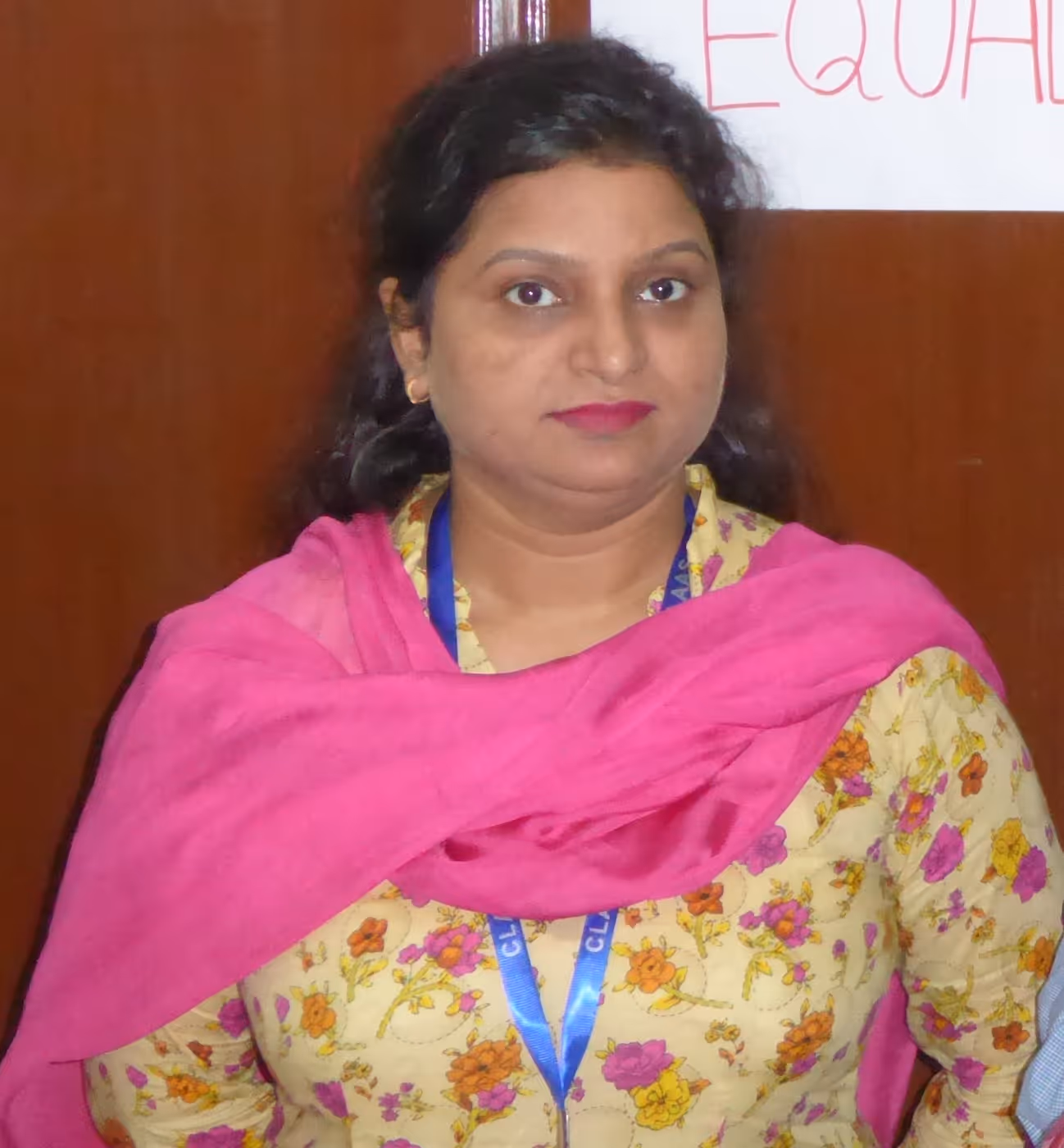 Bildet viser Rubina som hjelper jenter i nød