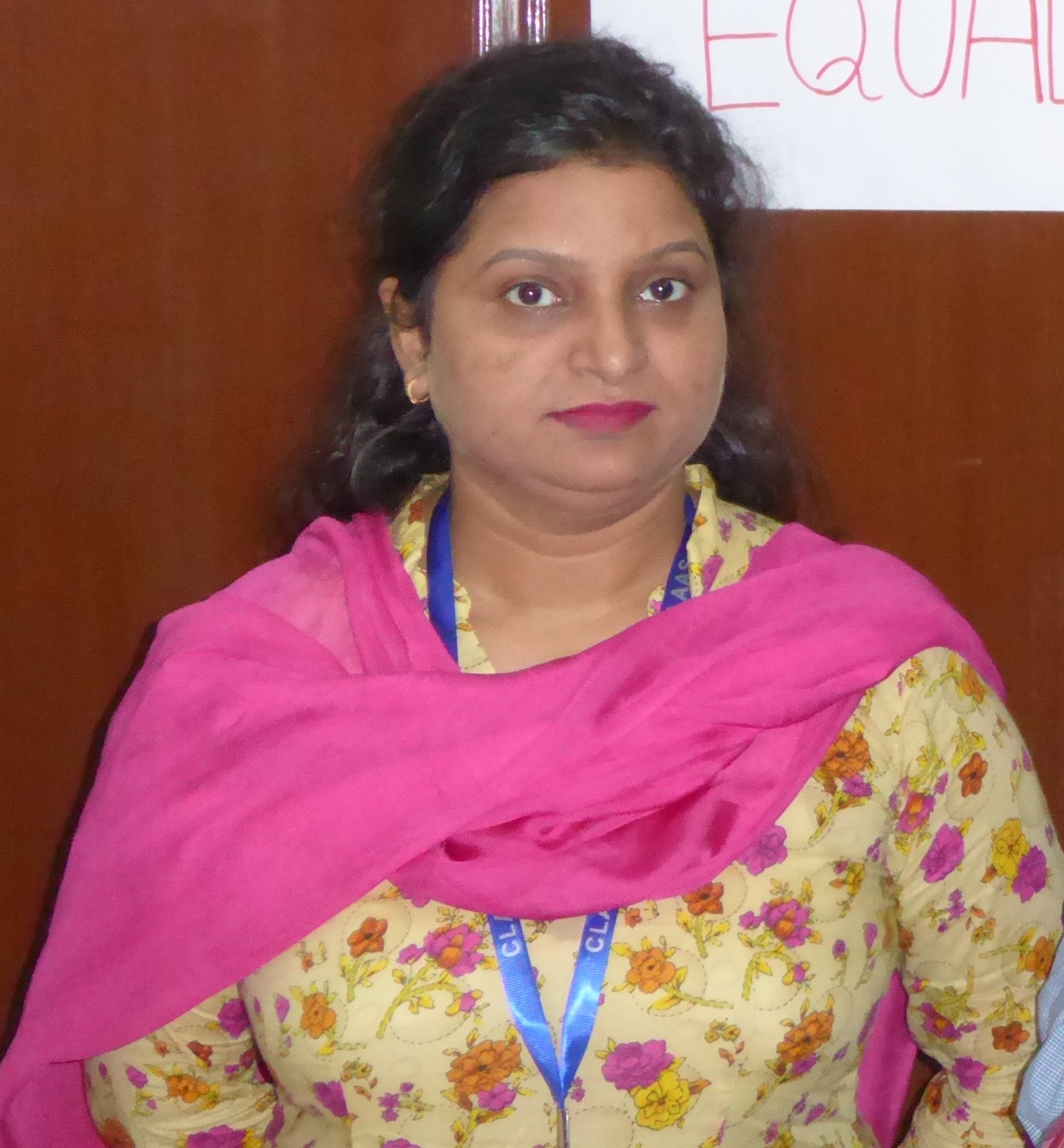 Bildet viser Rubina som hjelper jenter i nød