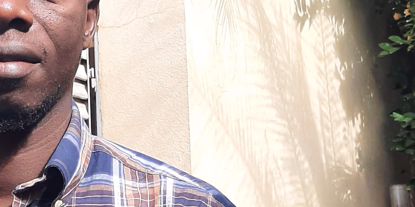 Bildet viser et ikke-komplett utsnitt av ansiktet til D.G