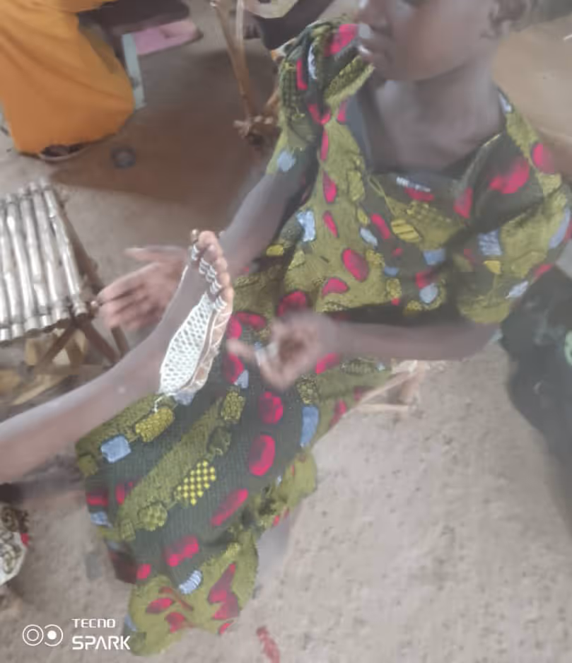 Bildet viser ei jente som utfører fotmaling