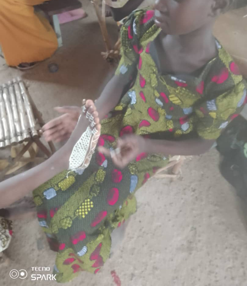 Bildet viser ei jente som utfører fotmaling