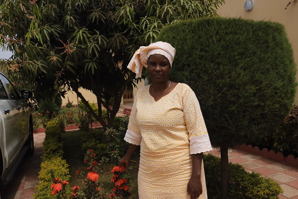 Bildet viser Gabdo Cisse stående foran et blomsterbed