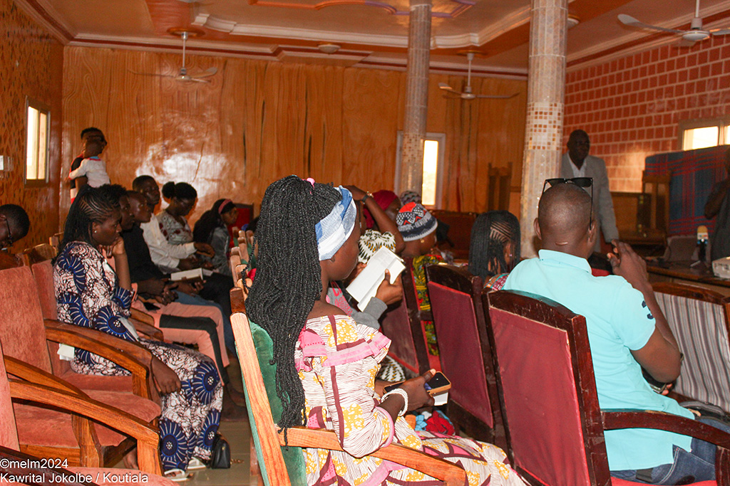 Bildet viser en forsamling fotografert fra siden