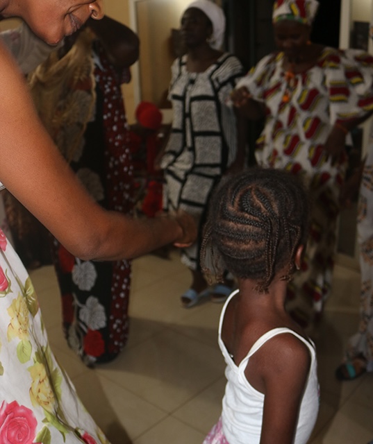 Bildet viser et anonymisert utsnitt av ei jente som danser under et kvinnestevne i Bamako