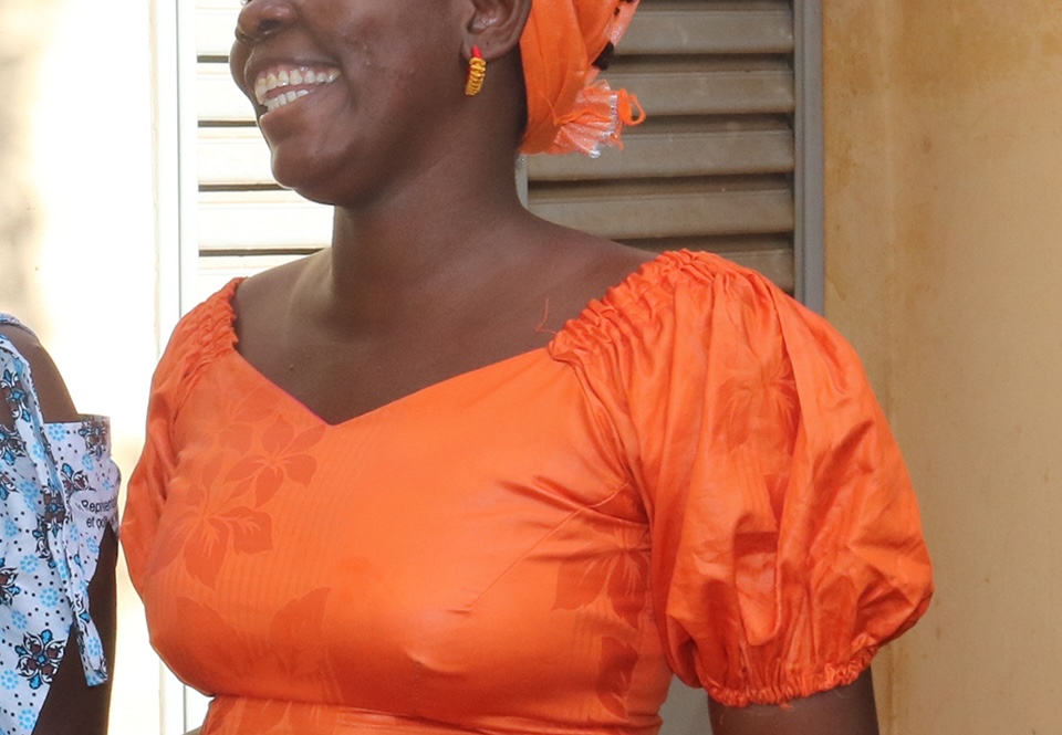 Bildet viser et anonymisert utsnitt av ei dame kledd i oransje klær