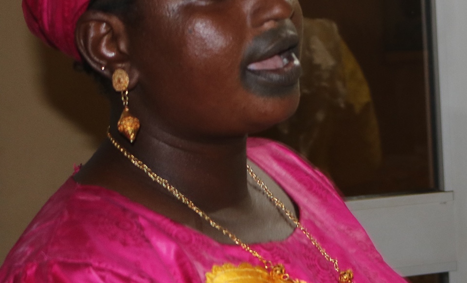 Bildet viser et anonymisert utsnitt av ei dame kledd i lilla klær