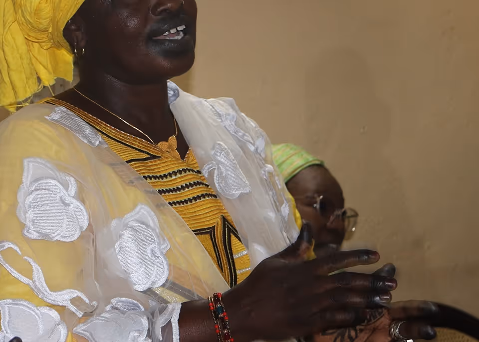 Bildet viser et anonymisert utsnitt av en kvinne kledd i gule klær