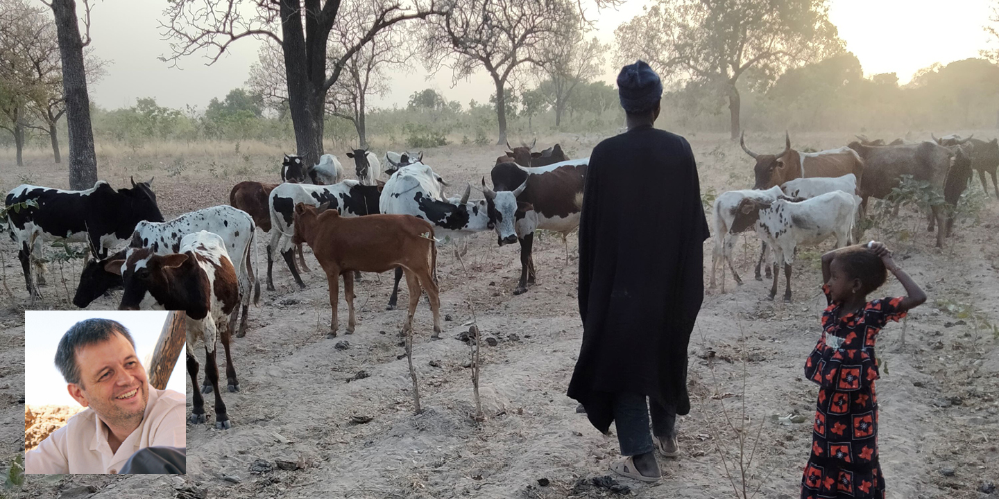 Bildet viser misjonær Frode Brügger Sætre innfelt i et bilde av to fulanier stående sammen med kveg