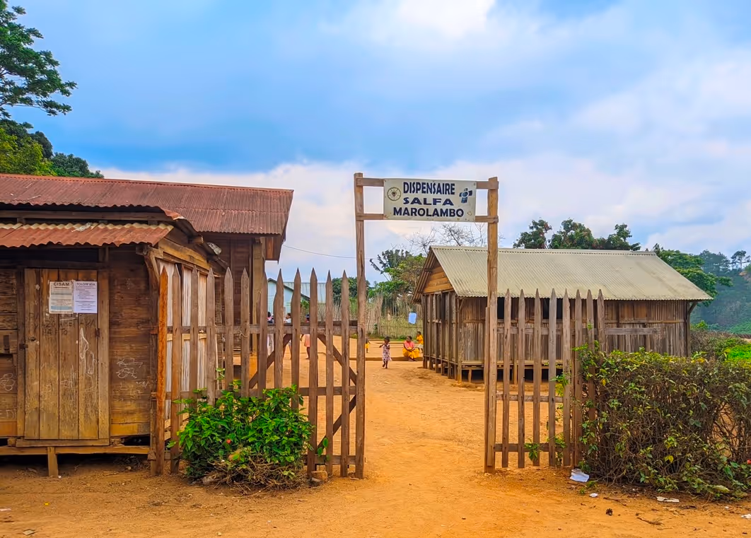 Bildet viser inngangen med skiltet.
