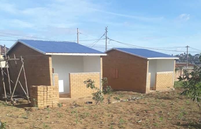 Bildet viser to små hus laget av murstein