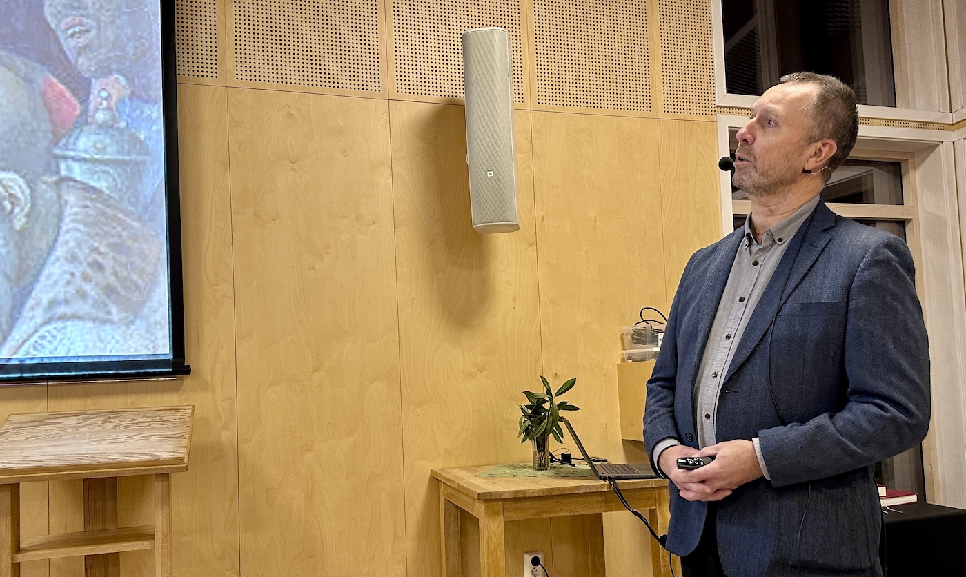 Bildet viser Tormod Remøy som kåserer