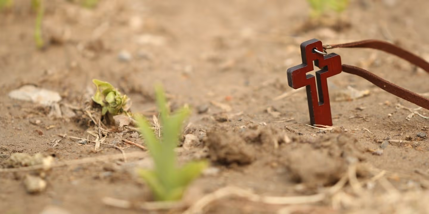 Bildet viser et smykkekors stående på bakken