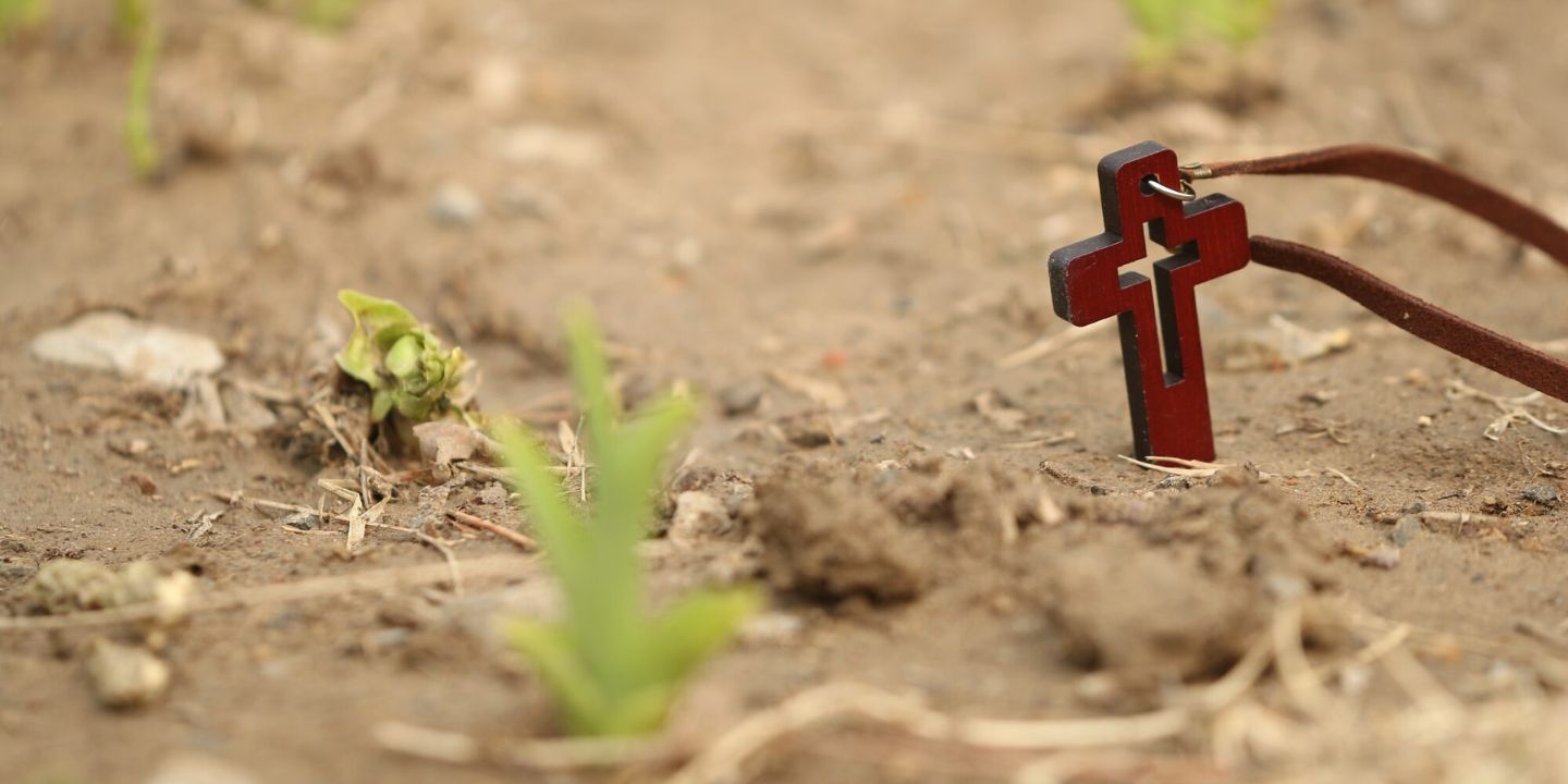 Bildet viser et smykkekors stående på bakken