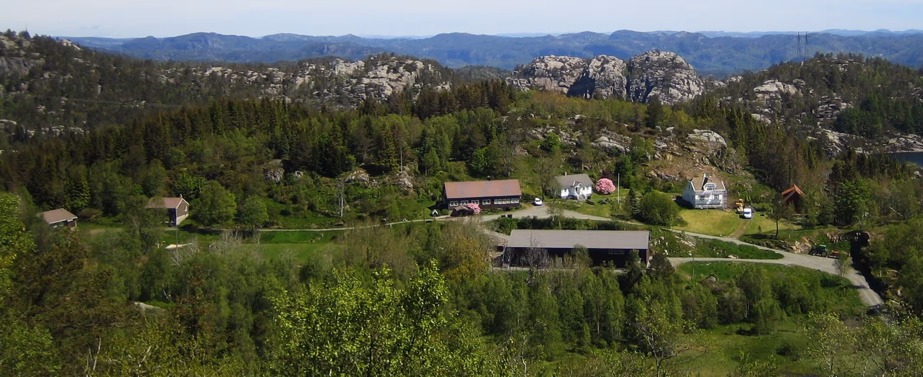 Bildet viser Fjelltun leirsted fra luften