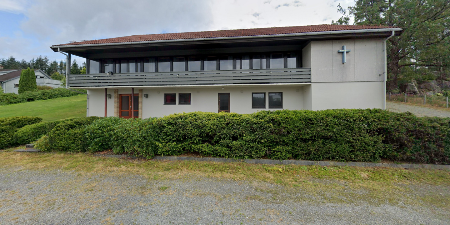 Bildet viser fasaden til Isvik bedehus