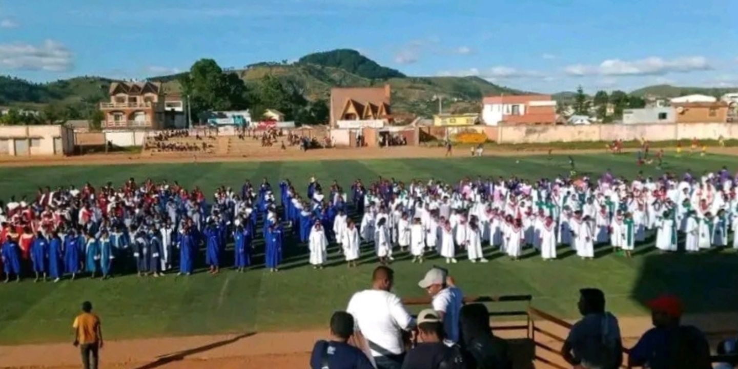mange kormedlemmer i sine fargeglade drakter på stadion