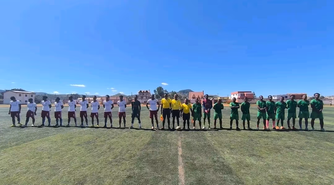 Bildet viser to fotballag på banen