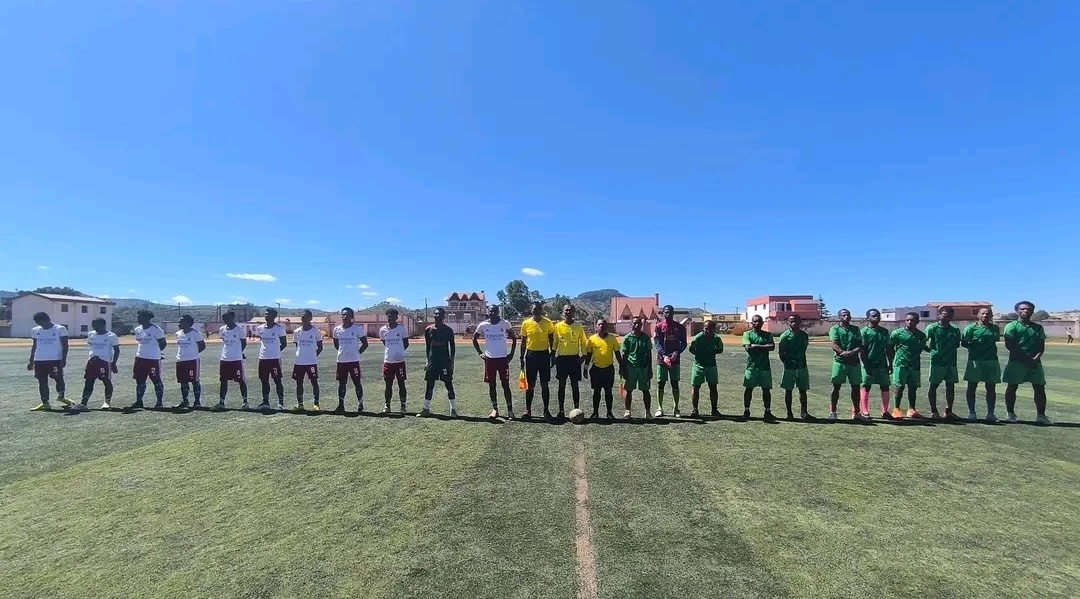 Bildet viser to fotballag på banen