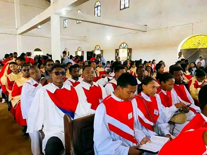 Bildet viser mange kormedlemmer i kirka