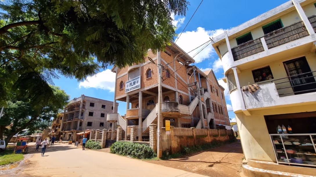 Bildet viser nykirken som har flere etasjer