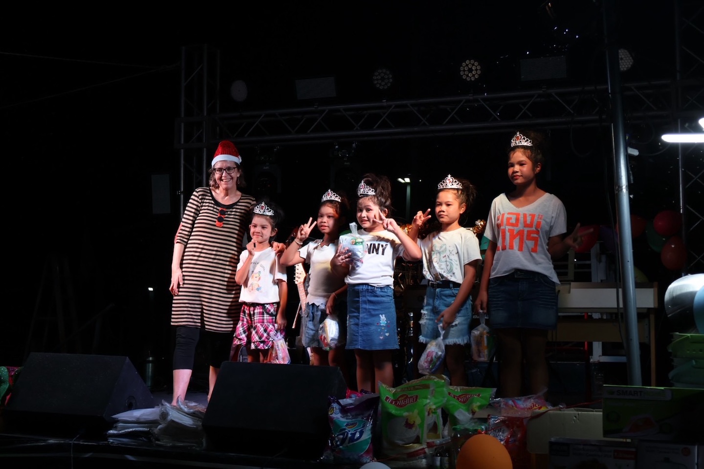 Bildet viser personer stående framme på en scene