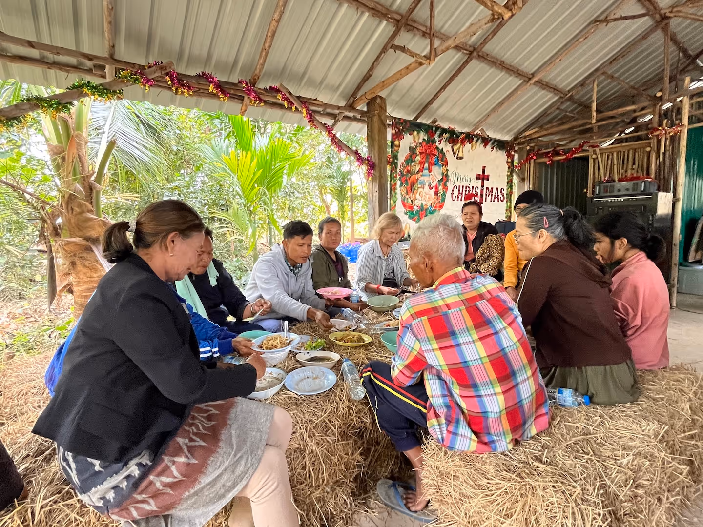 Bildet viser personer rundt et bord med mat