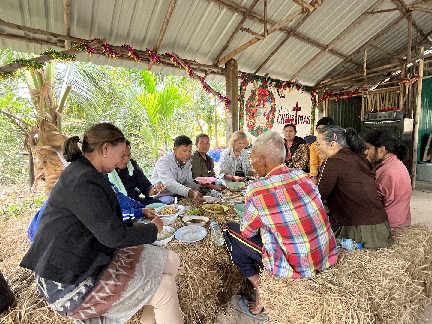 Bildet viser personer rundt et bord med mat