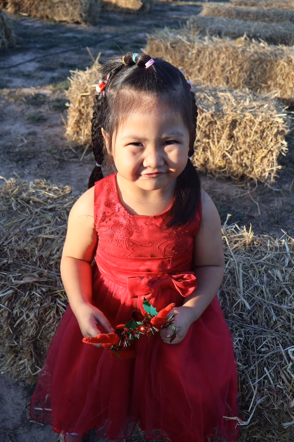 Bildet viser ei jente i rød kjole