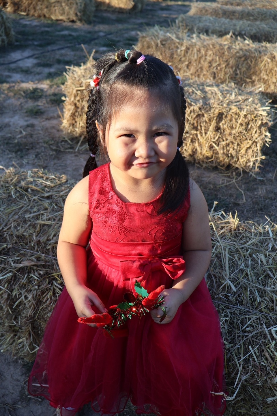 Bildet viser ei jente i rød kjole
