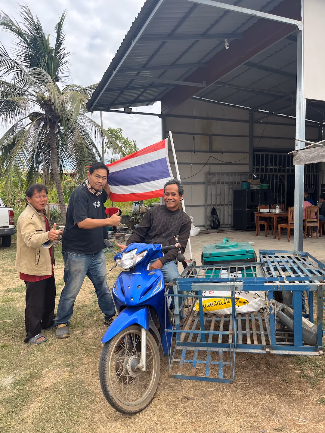 Bildet viser tre personer ved en blå moped