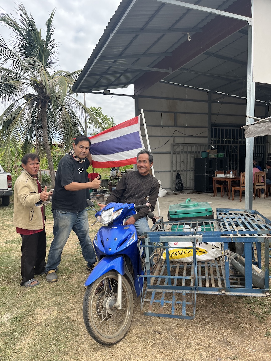 Bildet viser tre personer ved en blå moped