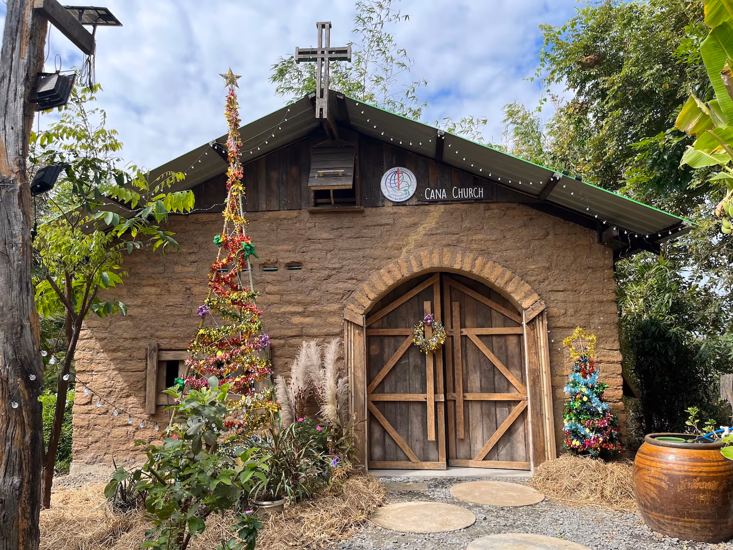 Bildet viser utsiden av et kirkebygg i Thailand