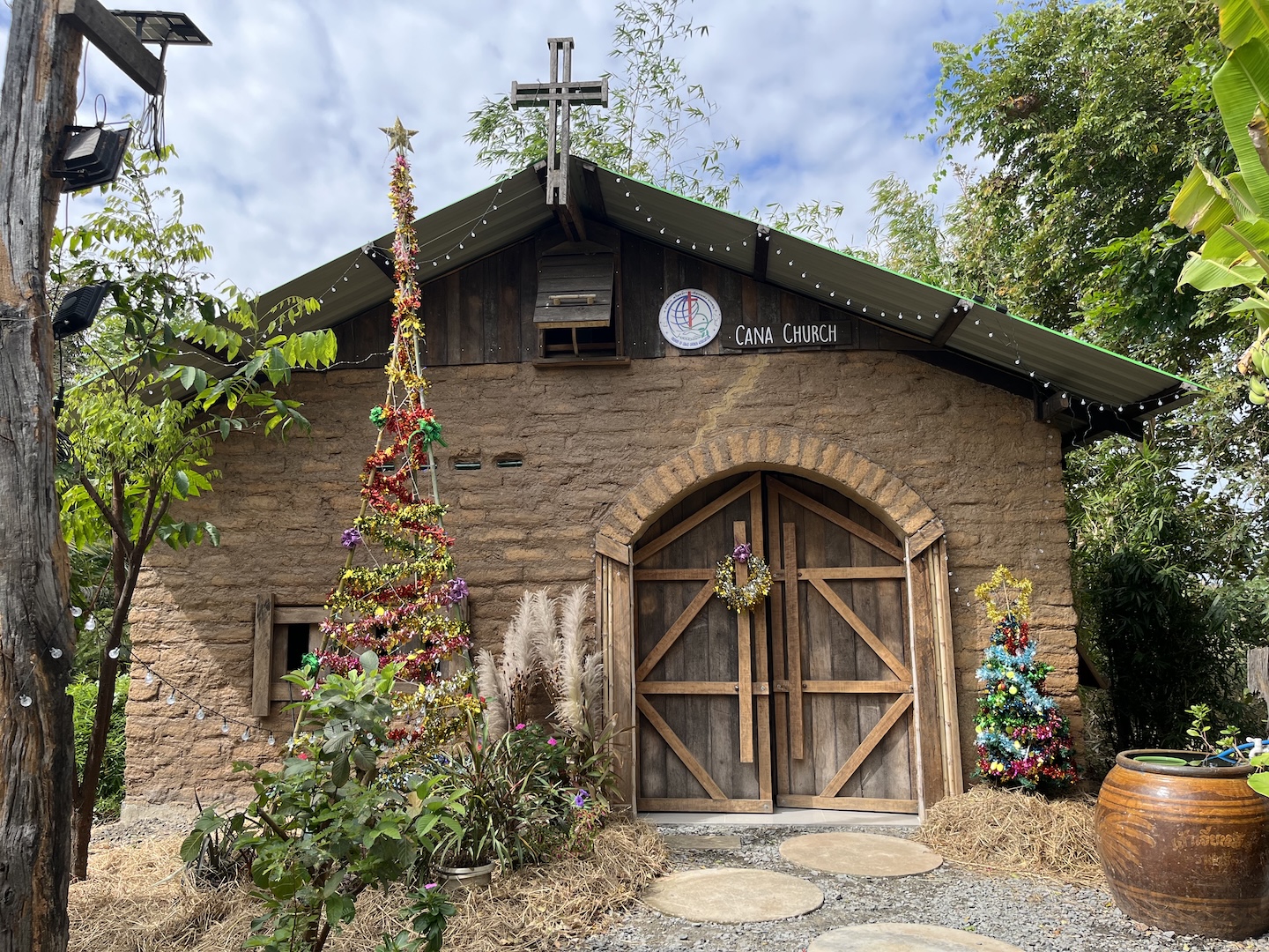 Bildet viser utsiden av et kirkebygg i Thailand