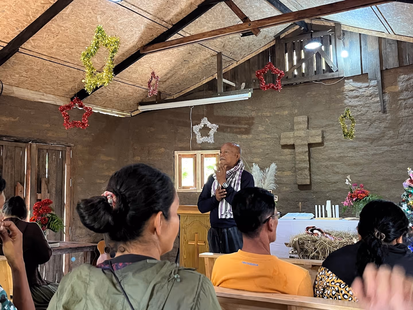 Bildet viser et kirkerom under en gudstjeneste