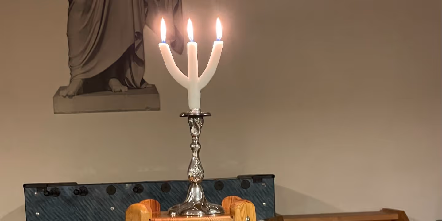 Bildet viser en lysestake med tente lys