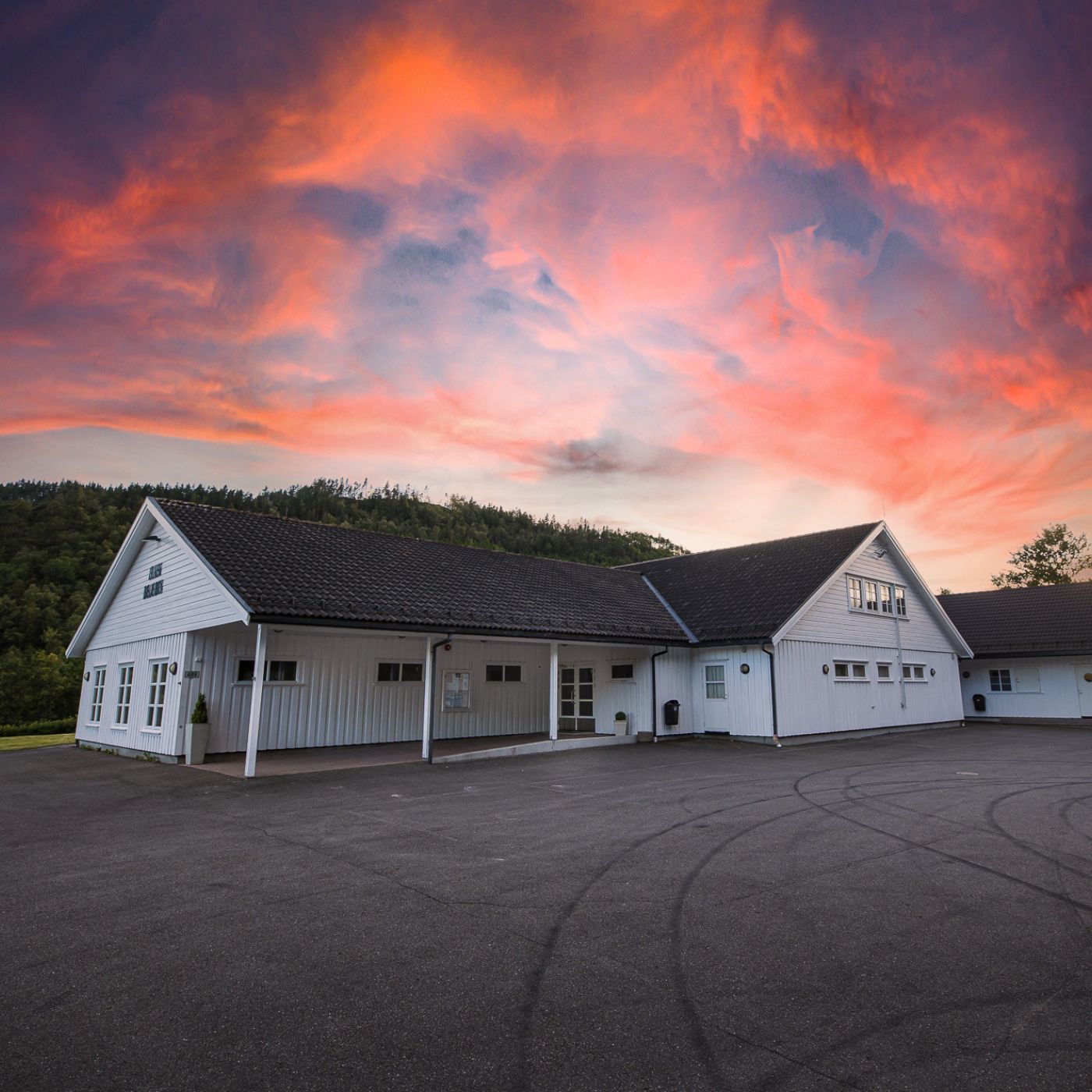 Bildet viser Eiken bedehus