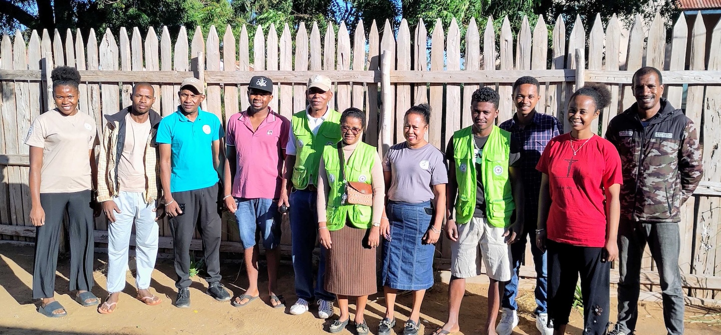 Bildet viser en gruppe bestående av 11 personer på rekke