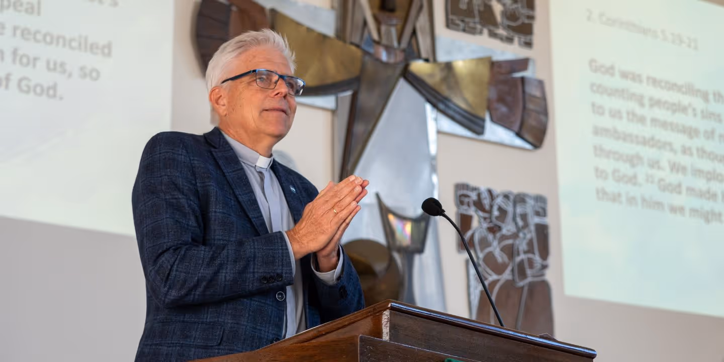 Bildet viser Haakon Kessel på en talerstol