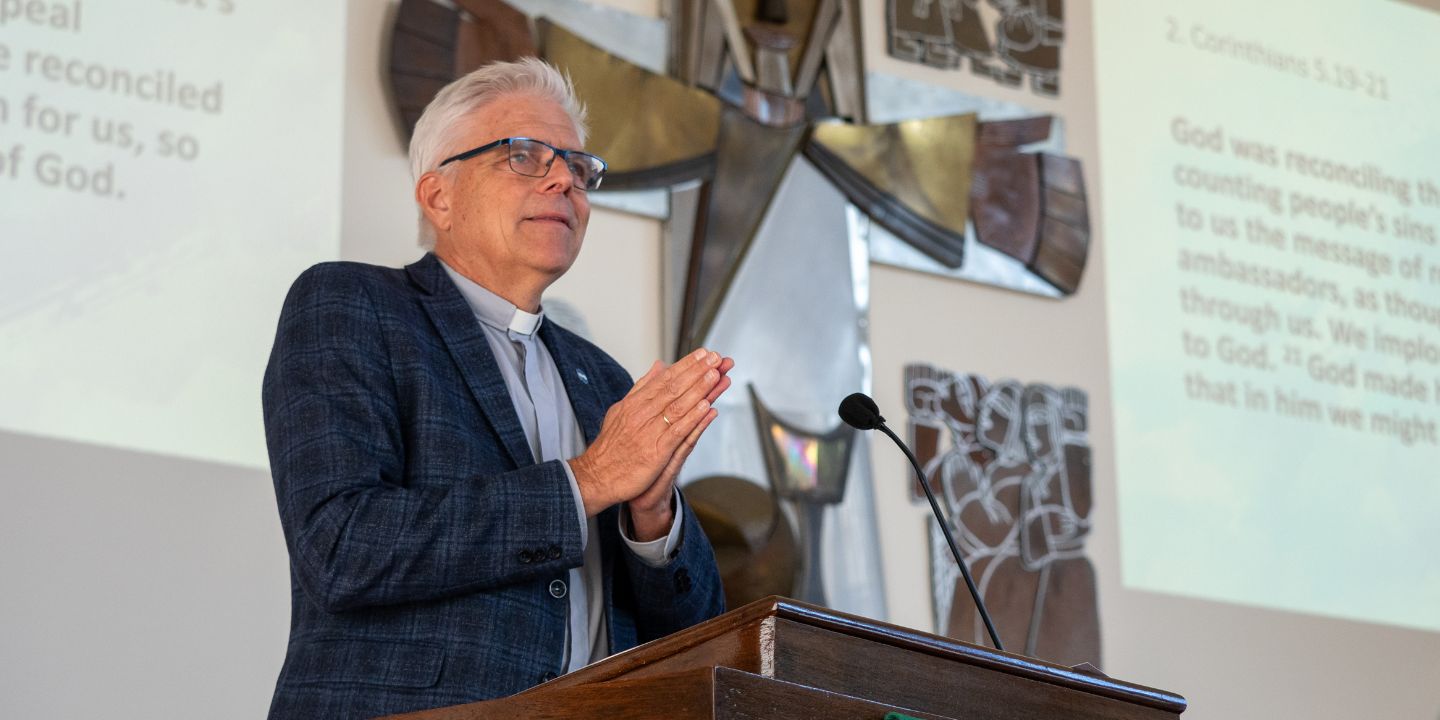 Bildet viser Haakon Kessel på en talerstol