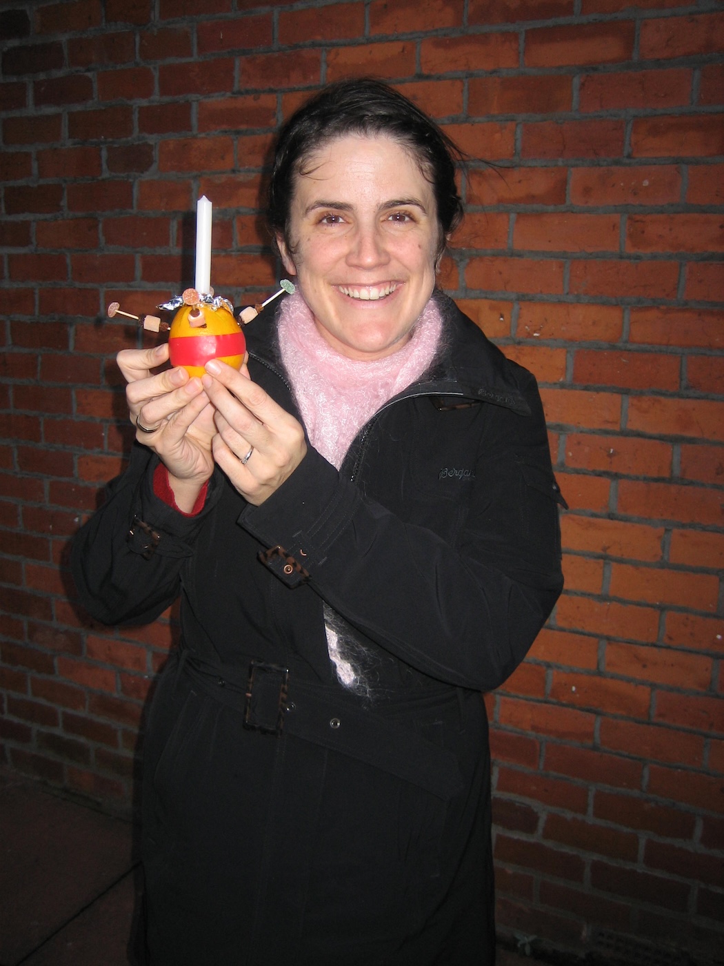 Bildet viser Ingvild Evjedal som holder fram en Christingle